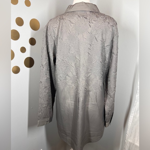 EUC Chico’s Crinkle Texture Blouse - Picture 5 of 7